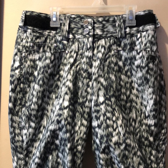 Descente Snowboard pants in black, grey and cream - Picture 2 of 16